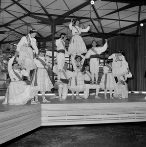 839428 Afbeelding van het optreden van een Spaanse dansgroep in het Spaanse paviljoen op de Wereldtentoonstelling te Brussel.